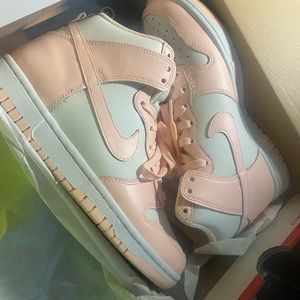 Crimson Tint Dunk High-Top size 7.5 in womens